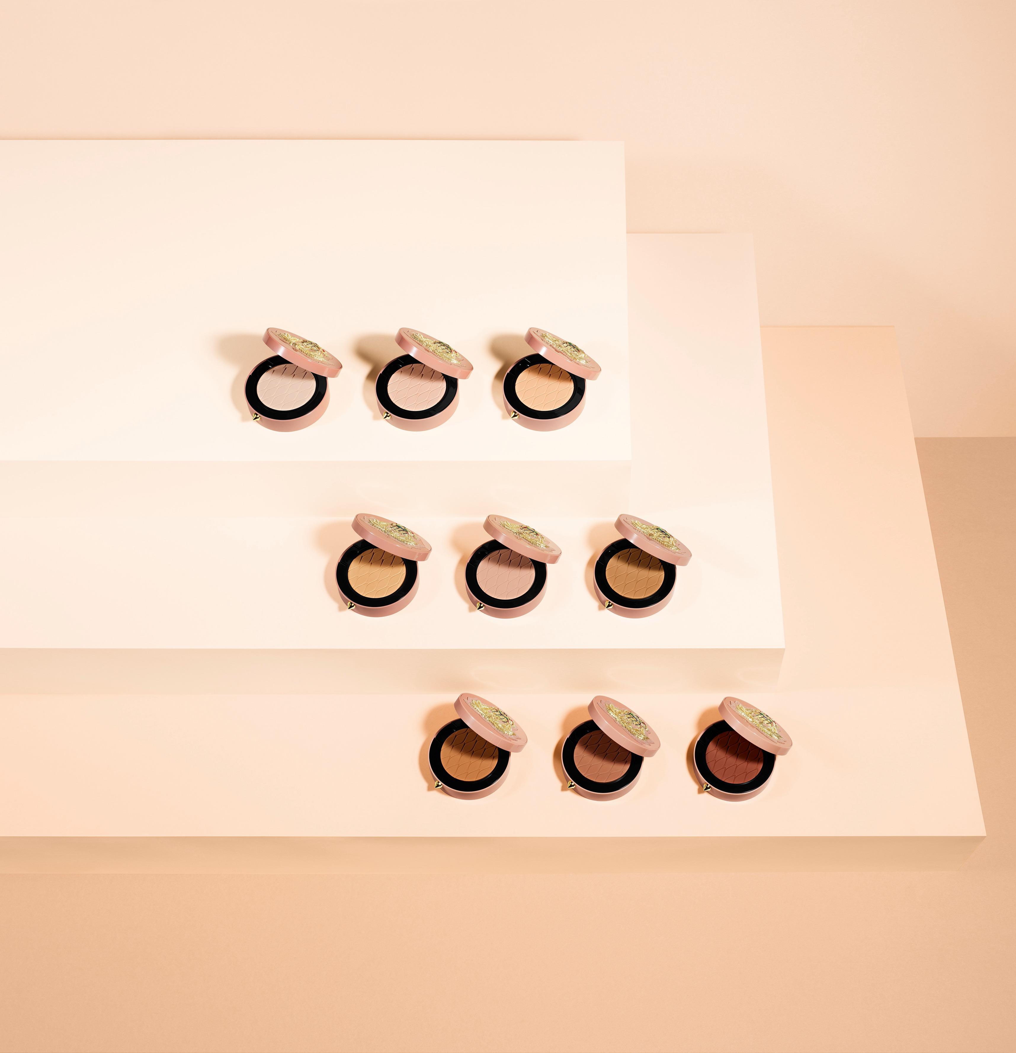 這款多用途控油粉餅備有5款色調,選用較淺色便可用作提亮、較深顏色則可用作陰影,塑造立體臉部輪廓。