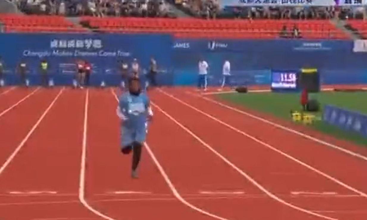 成都世大運︱索馬里女跑手Nasro Abukar Ali100米慢跑衝線。(影片截圖)
