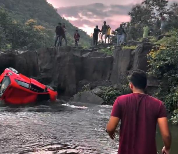 車子掉下水後反轉。(影片截圖)