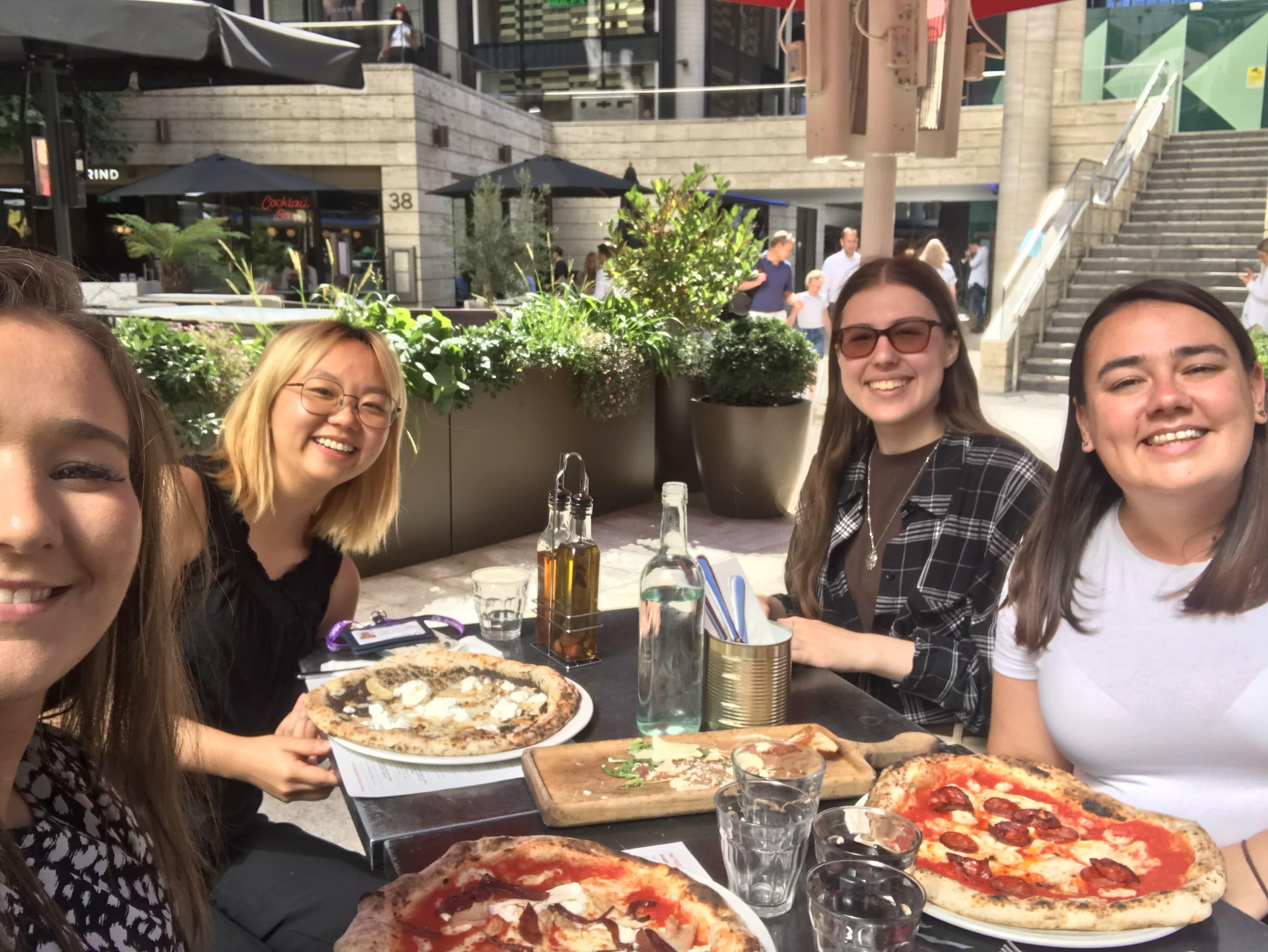 實習生林芷婷遠赴港鐵在倫敦營運的伊利沙伯綫工作(受訪者提供圖片)