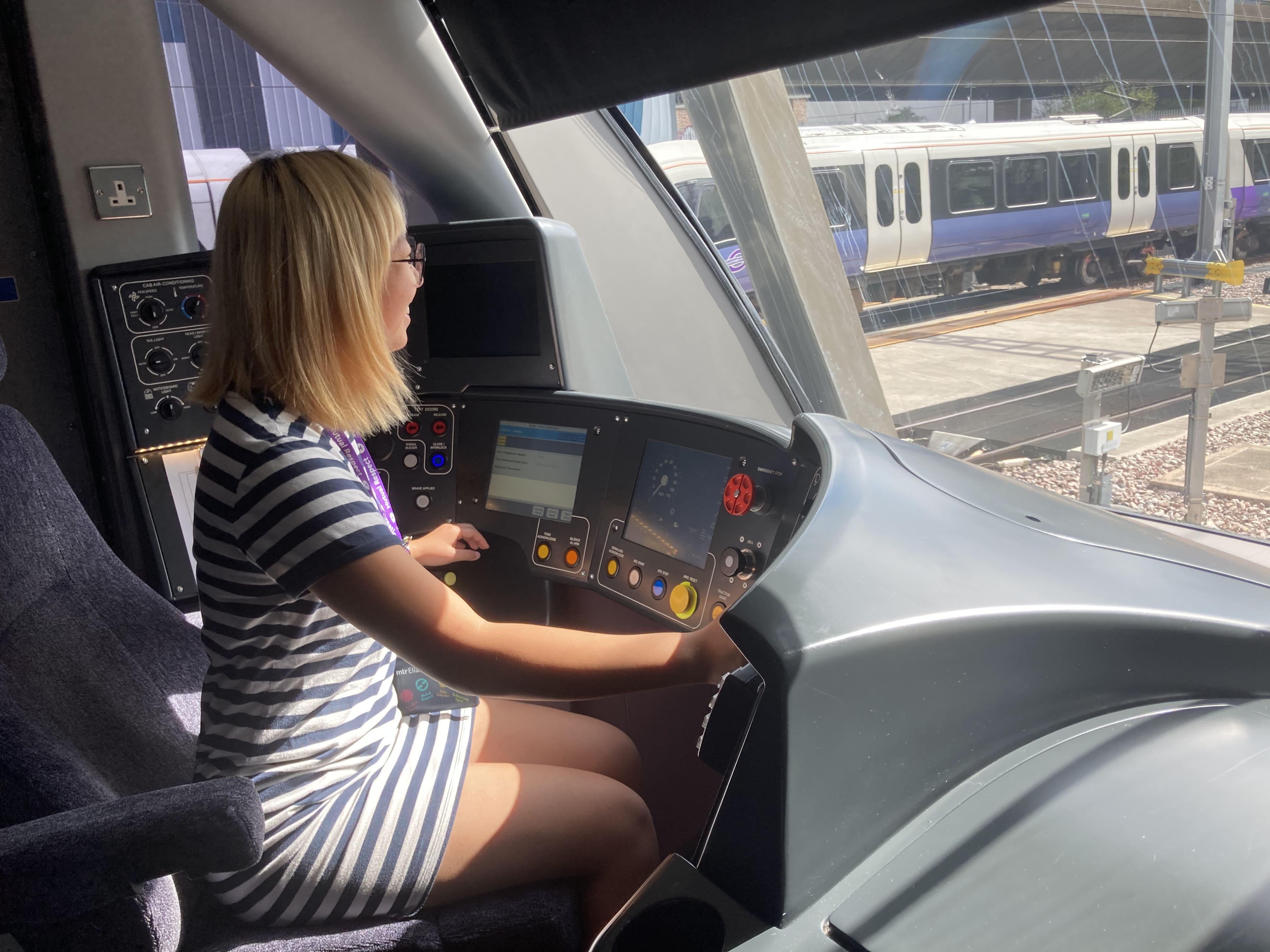 實習生林芷婷遠赴港鐵在倫敦營運的伊利沙伯綫工作(受訪者提供圖片)