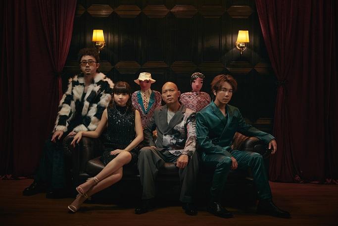 「鬼王」潘紹聰聯同恆仔、童童和麥東均參與紙紮公仔合照。