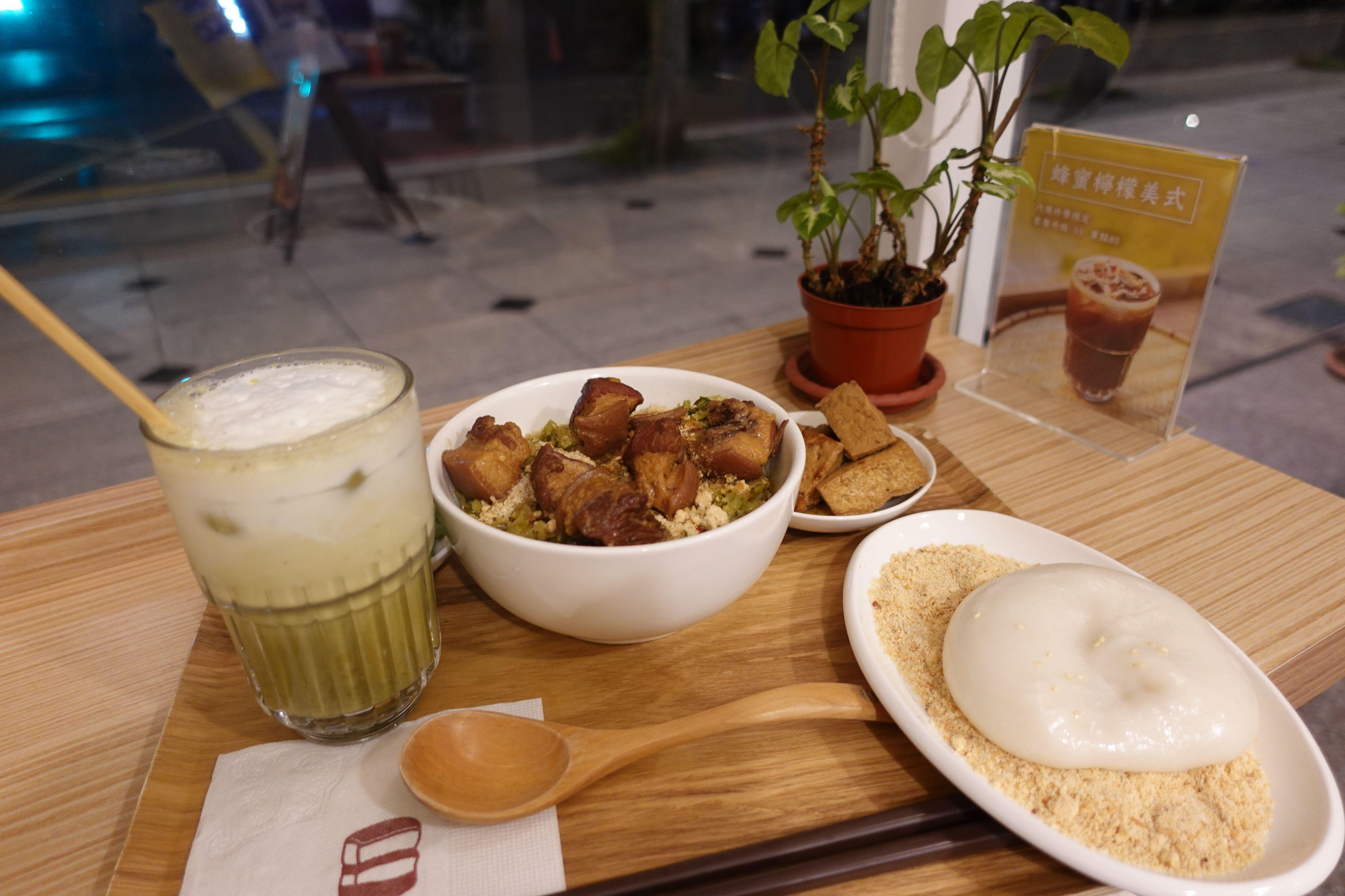 套餐包小菜、主食及飲品。