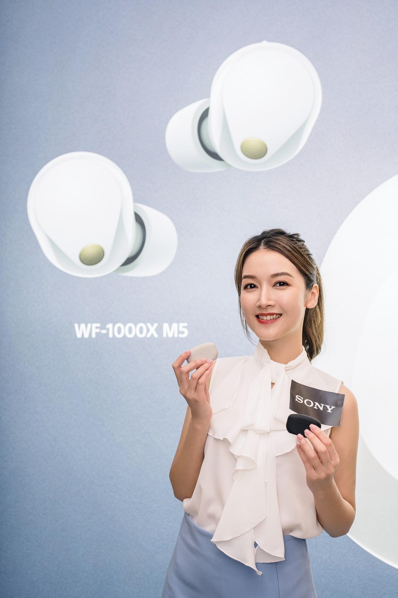 提供黑與銀白兩款配色選擇。