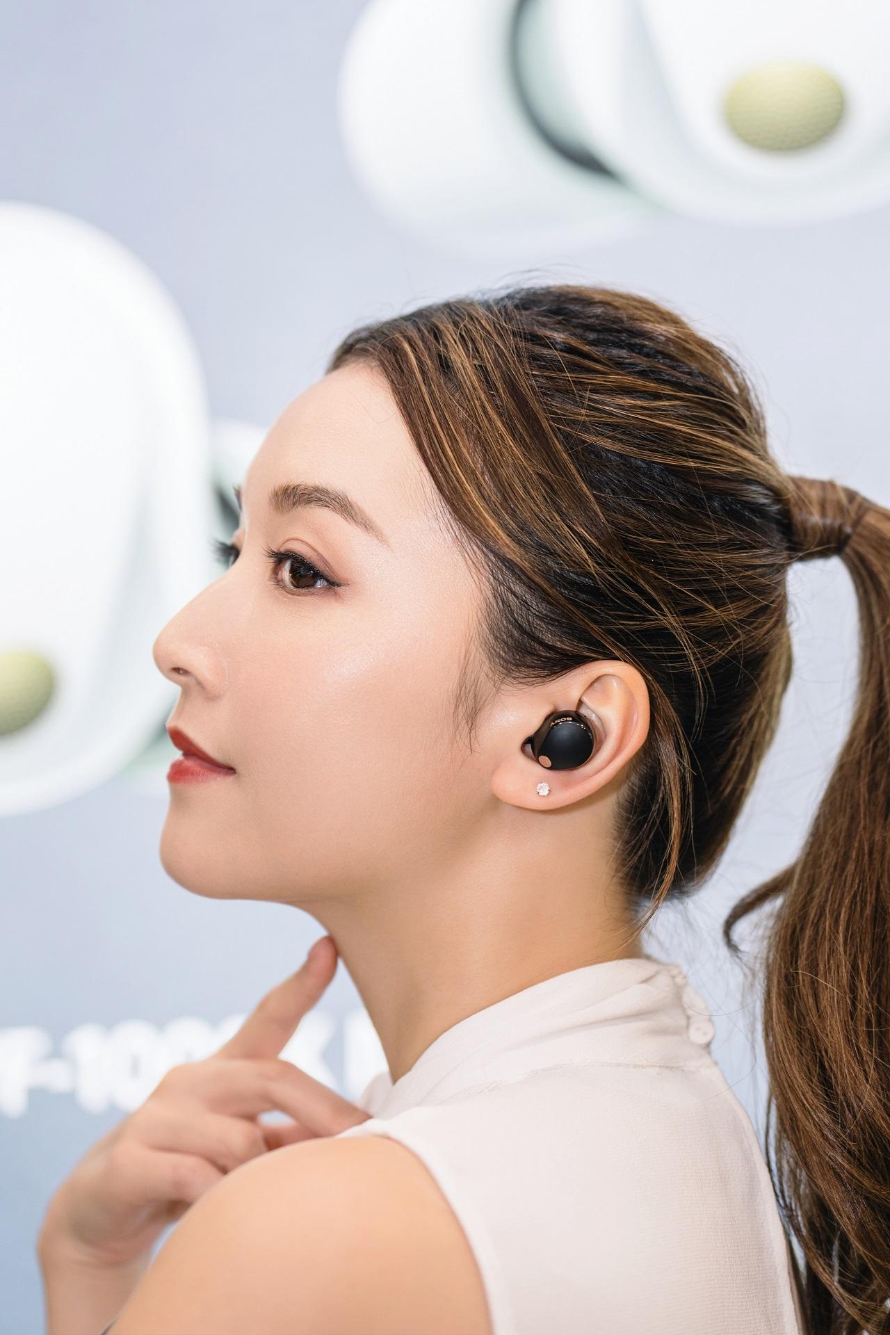 耳機較上代WF-1000XM4細小約25%、輕約20%,使長時間佩戴更加舒適。