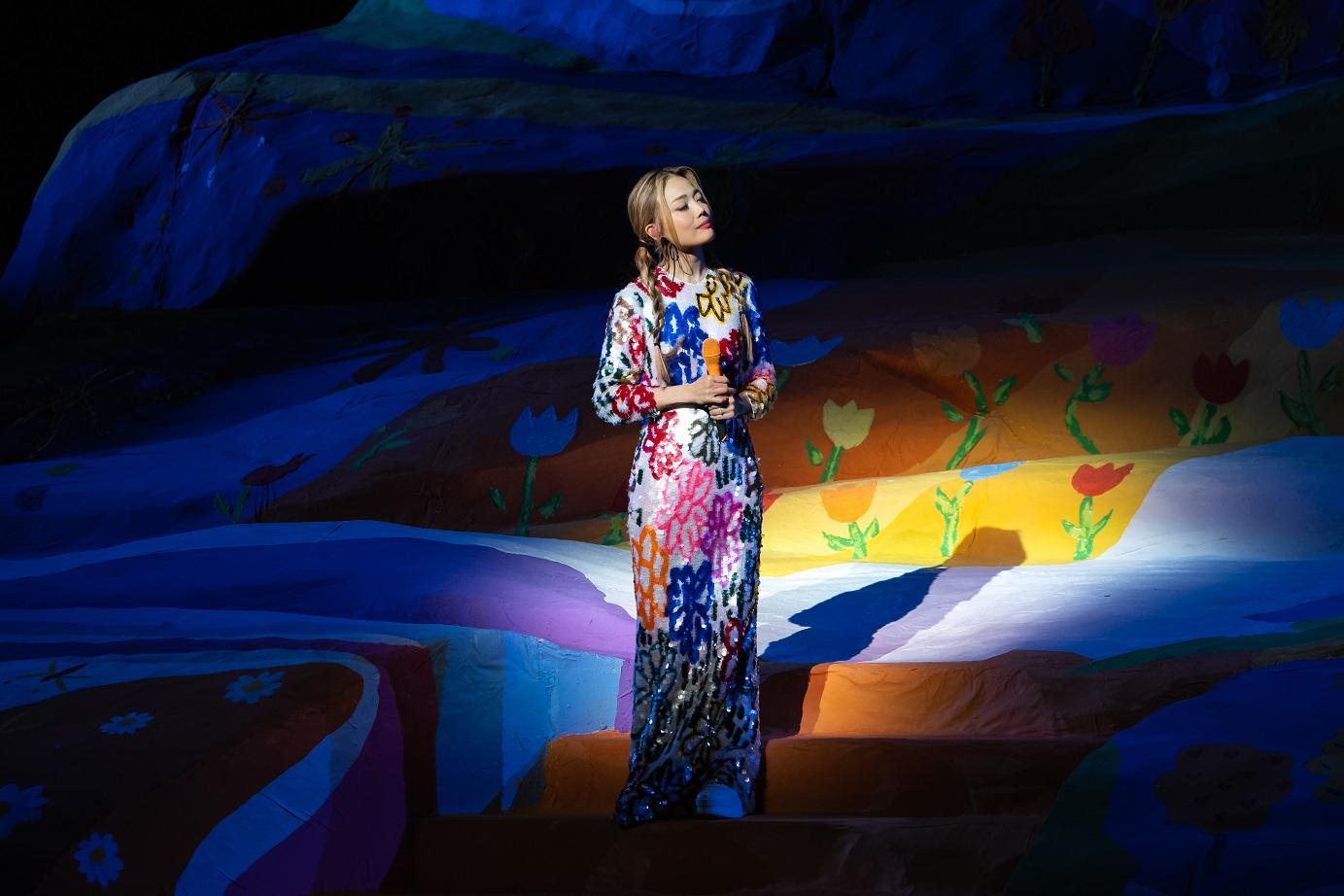 容祖兒因病令演唱會三度延期後,昨晚縼於悏復演出。