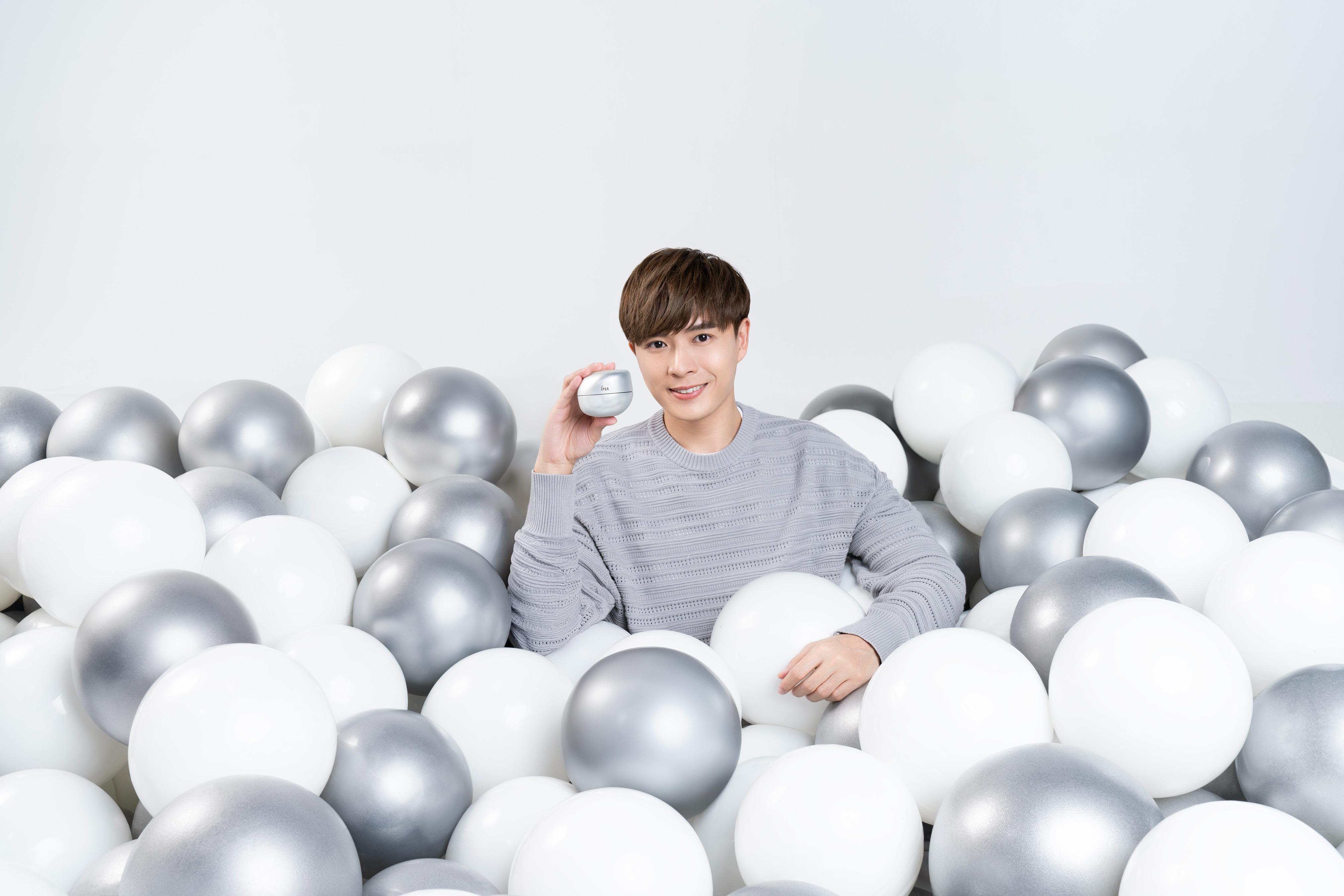 Frankie@MIRROR:「重點增強肌膚彈性同張力,撫平毛孔同皺紋,緊緻提拉輪廓。見我影相唔洗就角度就知道佢work!」