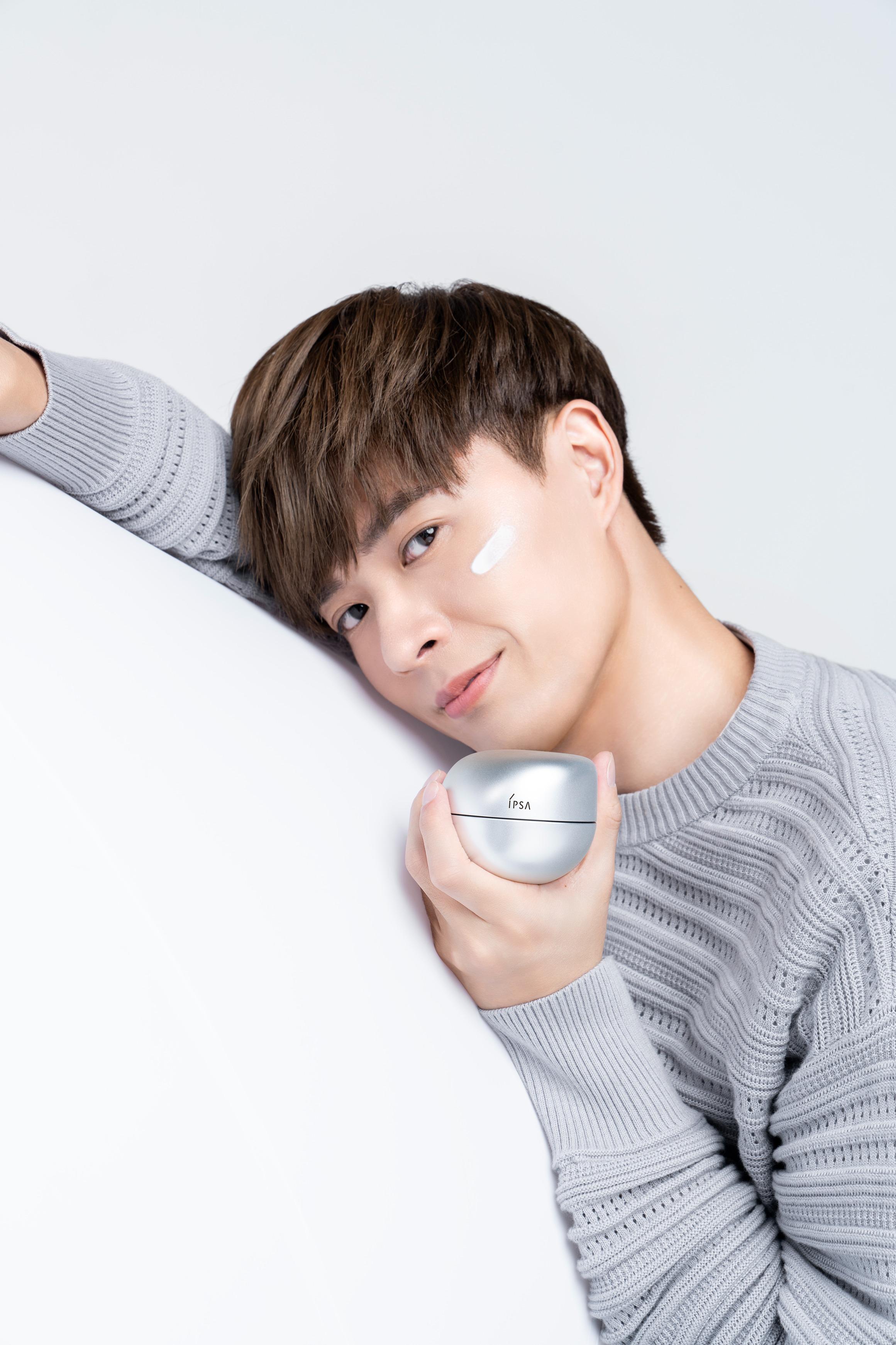 Frankie@MIRROR:「重點增強肌膚彈性同張力,撫平毛孔同皺紋,緊緻提拉輪廓。見我影相唔洗就角度就知道佢work!」