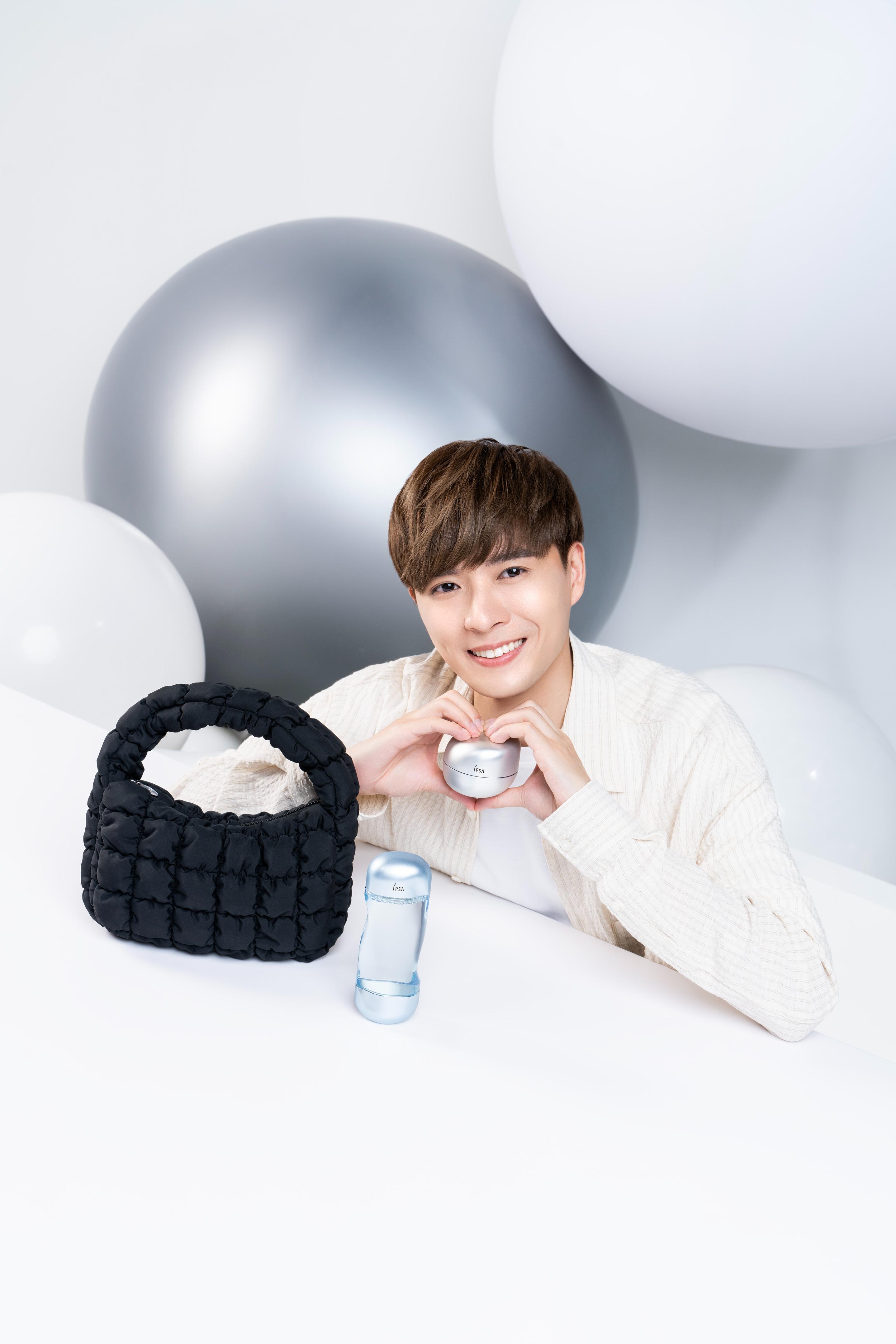 Frankie@MIRROR:「重點增強肌膚彈性同張力,撫平毛孔同皺紋,緊緻提拉輪廓。見我影相唔洗就角度就知道佢work!」