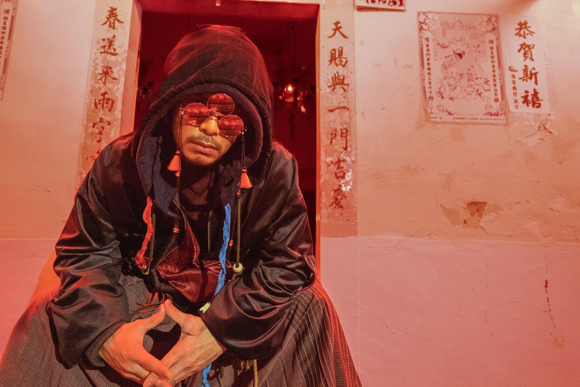 黃明志《夜霧》MV場景,布置成佛堂。