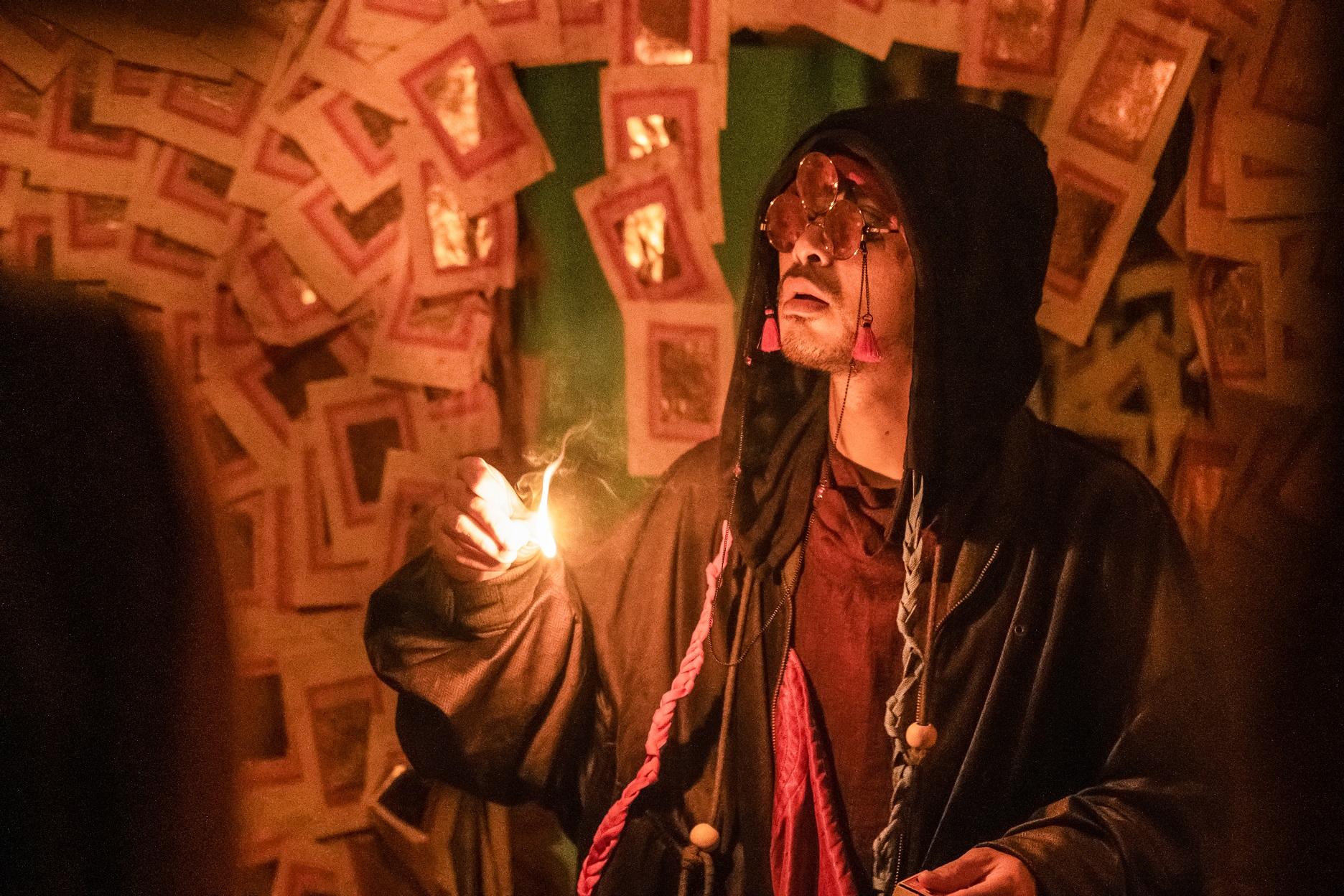 黃明志《夜霧》MV的暗紅佛堂場景,陰森詭譎,令人不寒而憟。