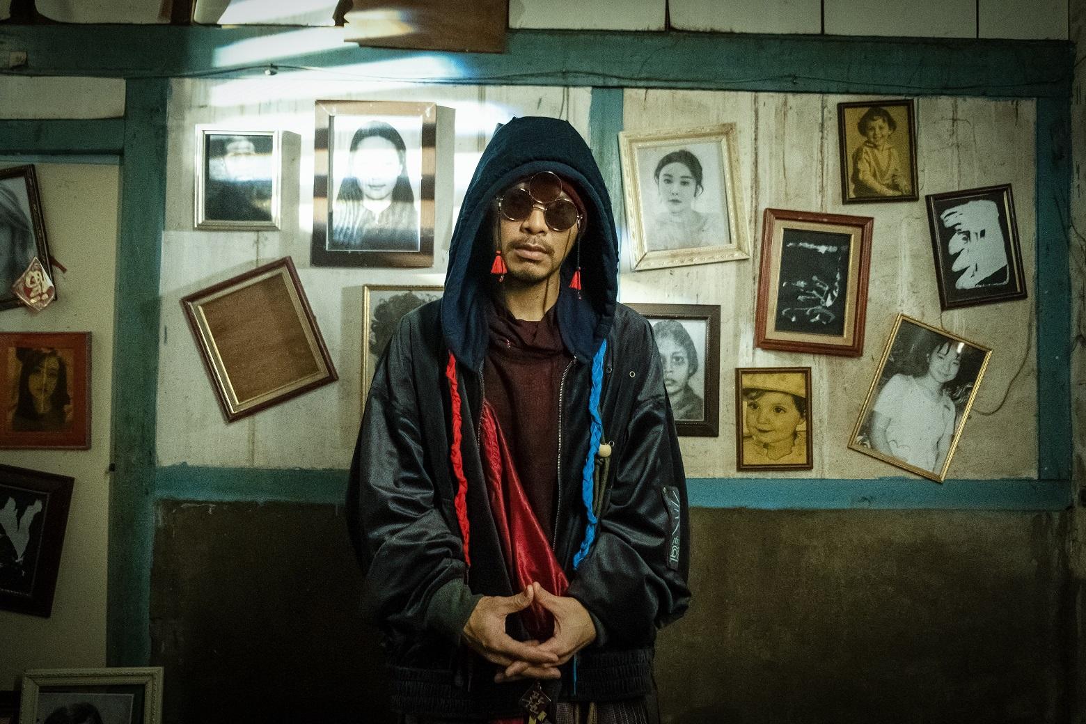 黃明志新歌《夜霧》MV掛滿冤案亡者黑白相,包括「名媛碎屍案」受害者蔡天鳯。