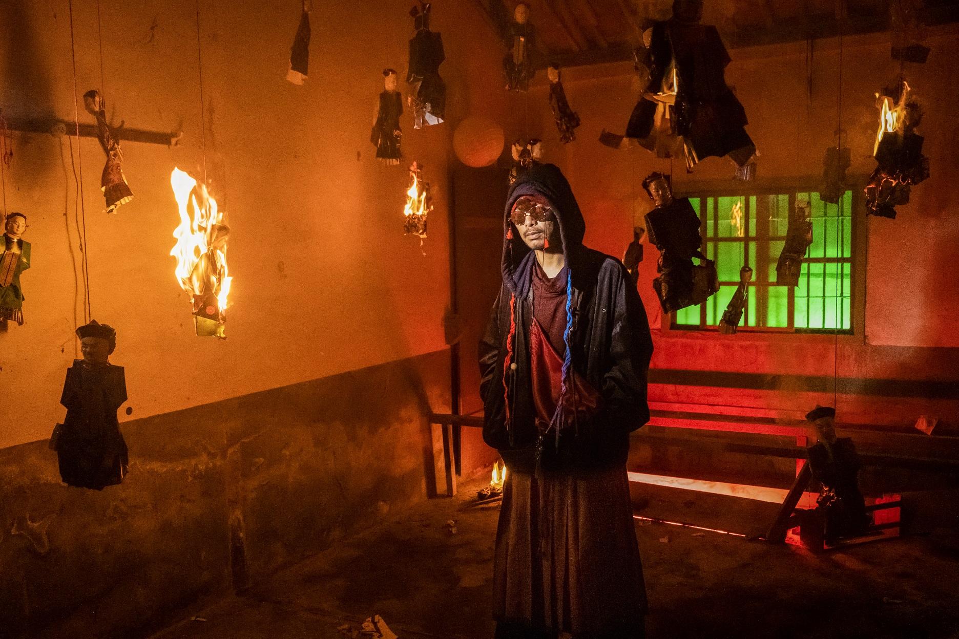 黃明志《夜霧》MV有燃燒著的紙紮公仔懸掛半空。