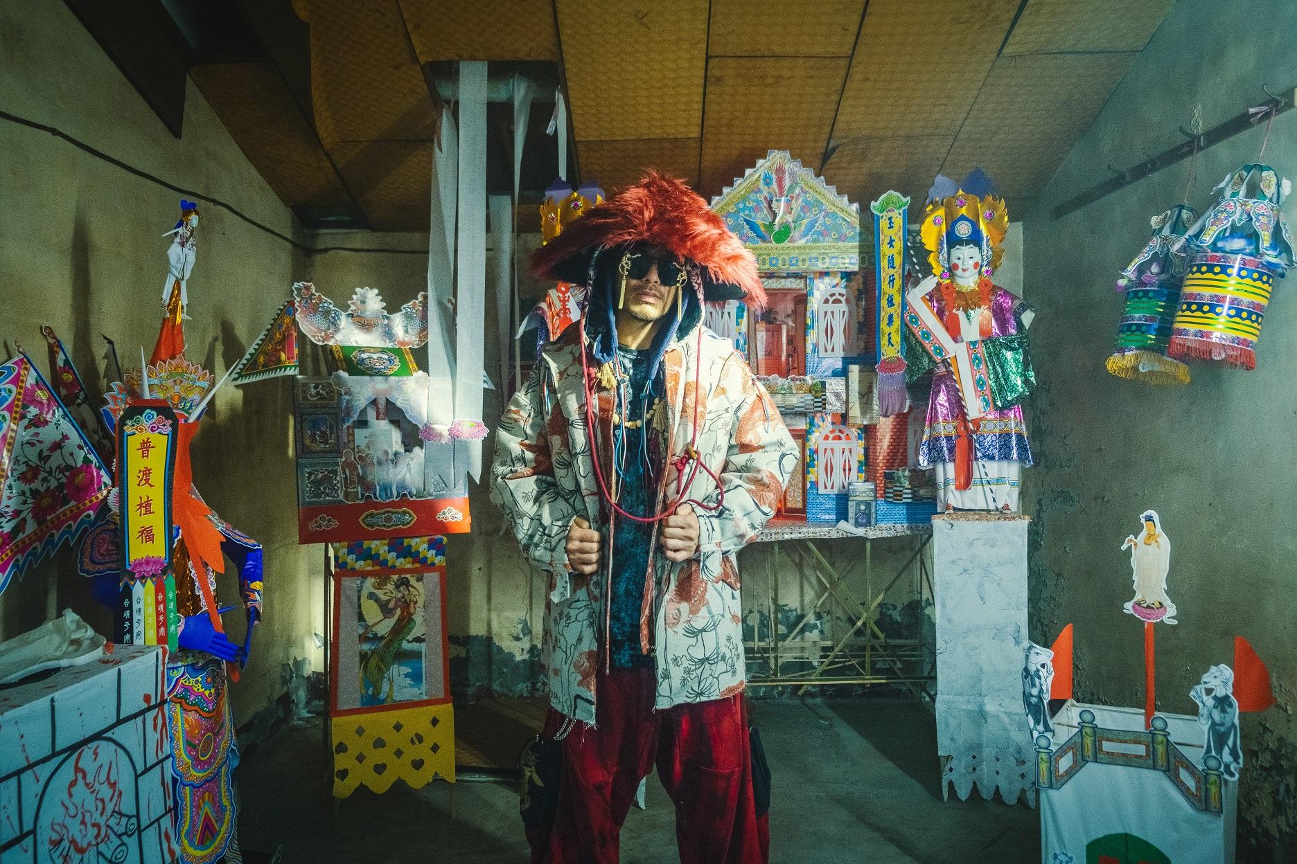 黃明志新歌《夜霧》有紙紮公仔。