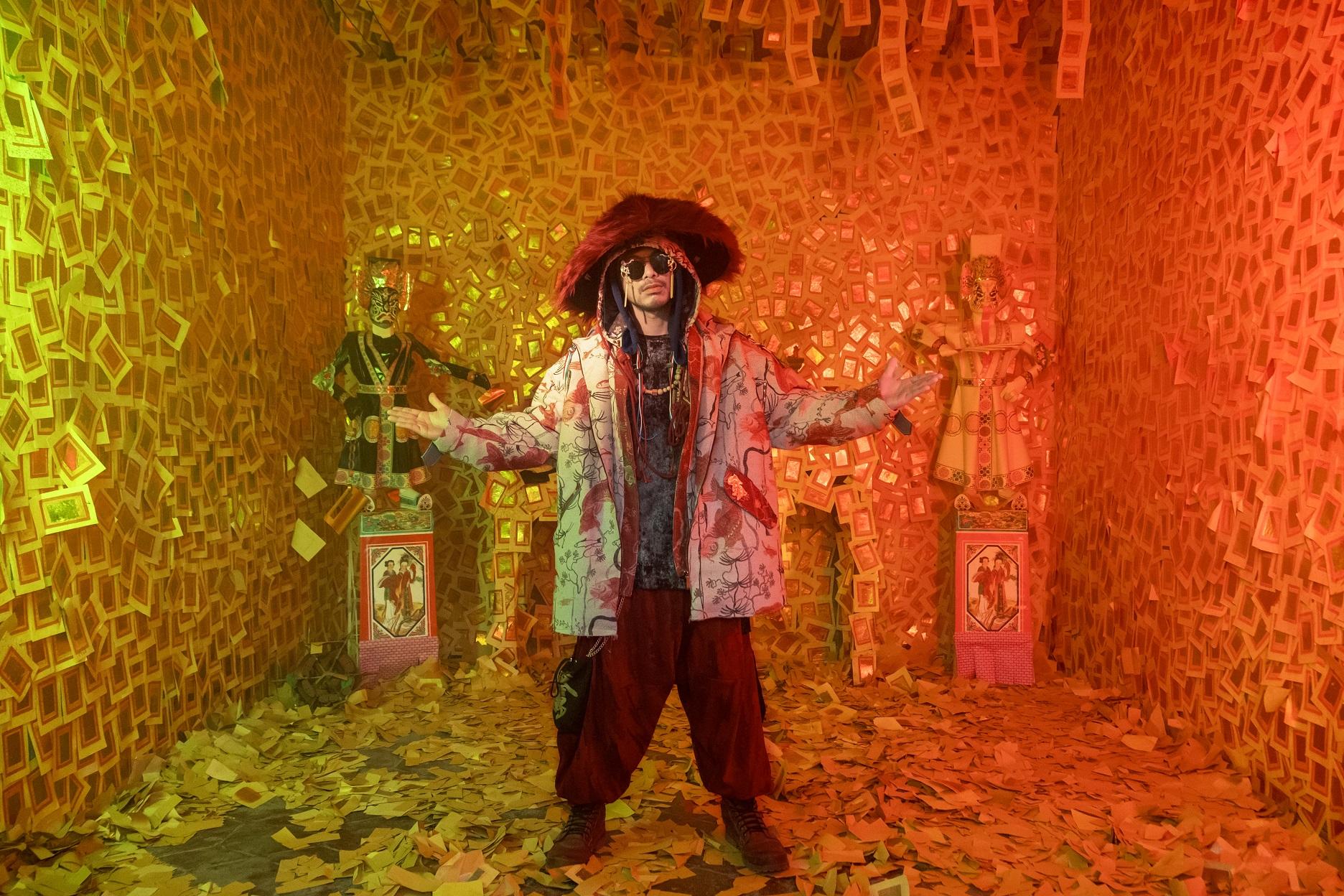 黃明志《夜霧》MV的暗紅佛堂場景,陰森詭譎,令人不寒而憟。