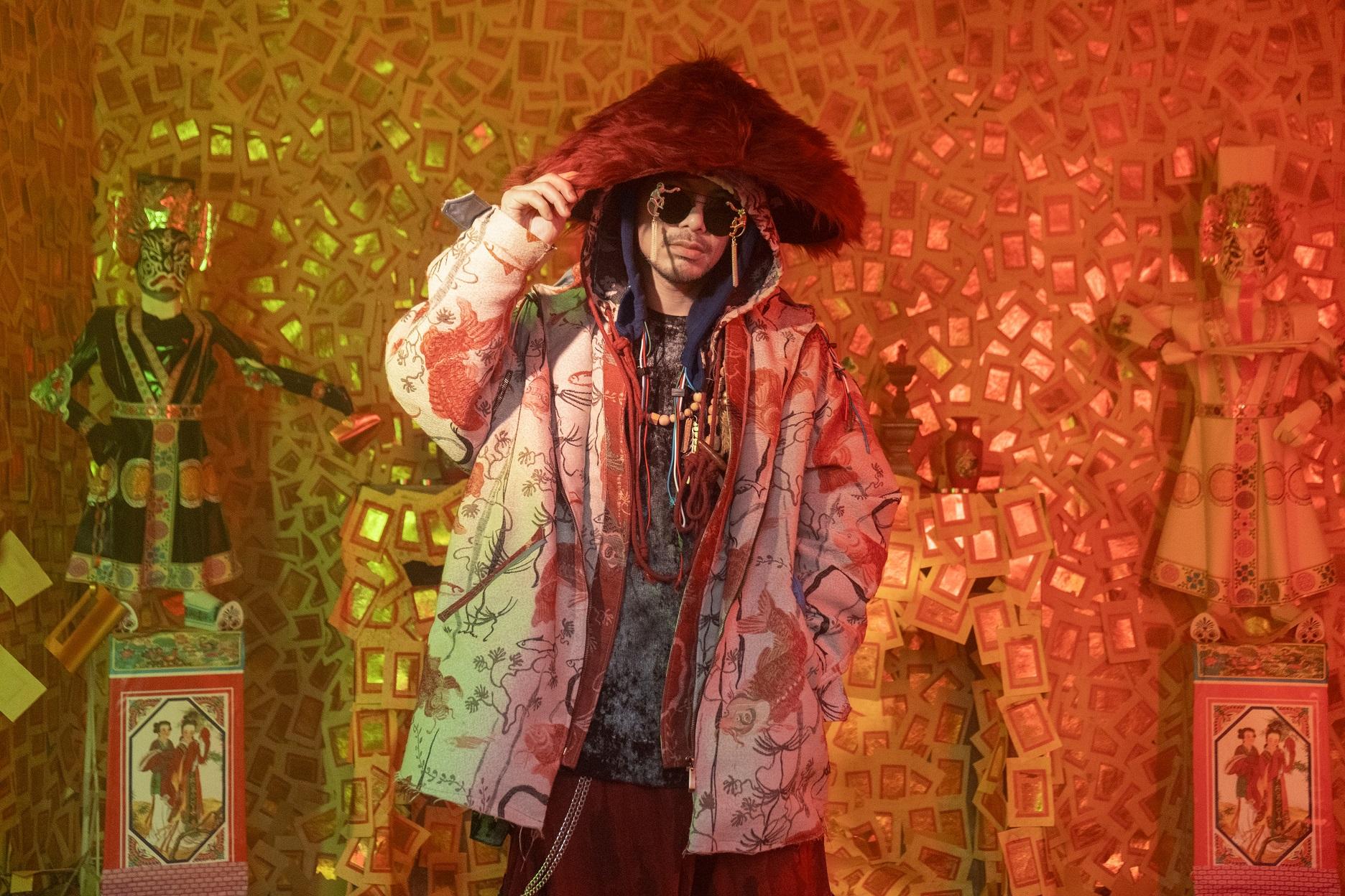 黃明志《夜霧》MV的暗紅佛堂場景,陰森詭譎,令人不寒而憟。