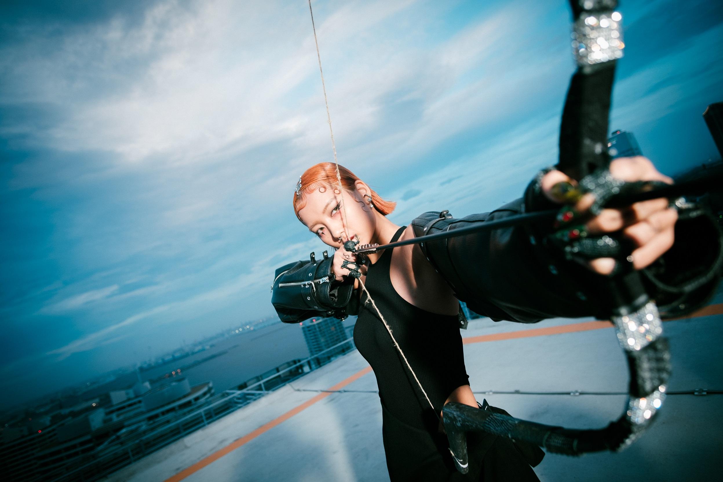 Marf在COLLAR團歌《idc》MV的造型。