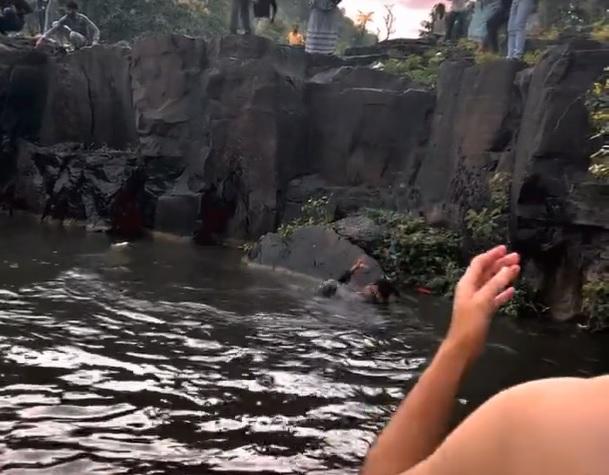 岸上的男子下水救人。(影片截圖)