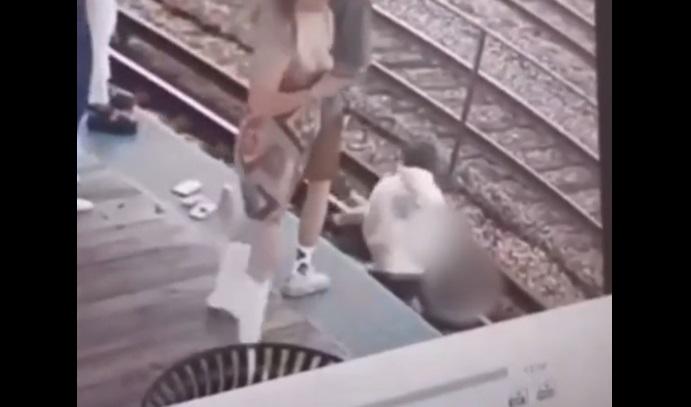 火車路軌自拍觸電