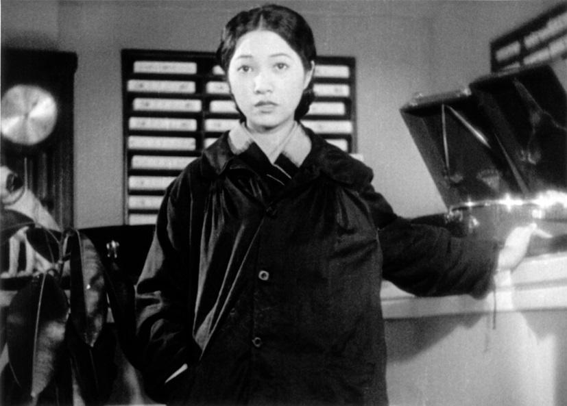 二津安二郎默片《非常線之女》劇照。