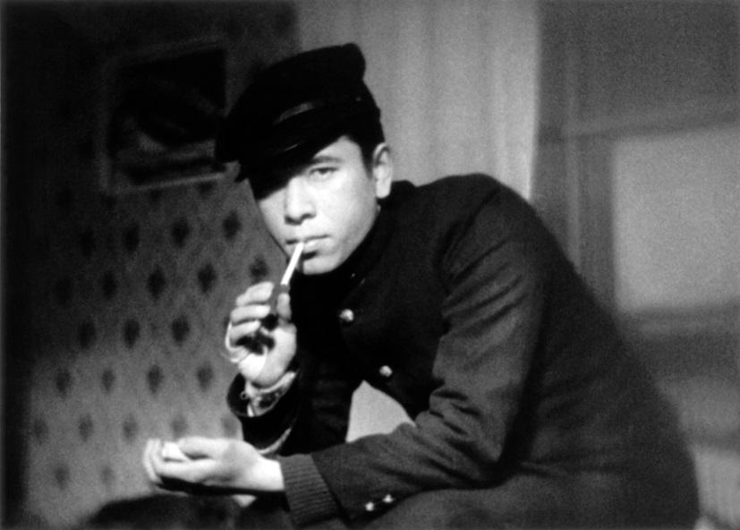 二津安二郎默片《非常線之女》劇照。