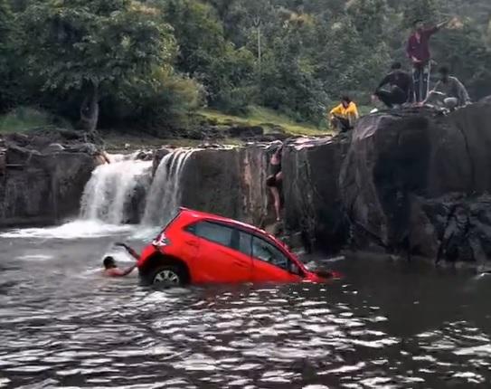 多人游近車子救人。(影片截圖)