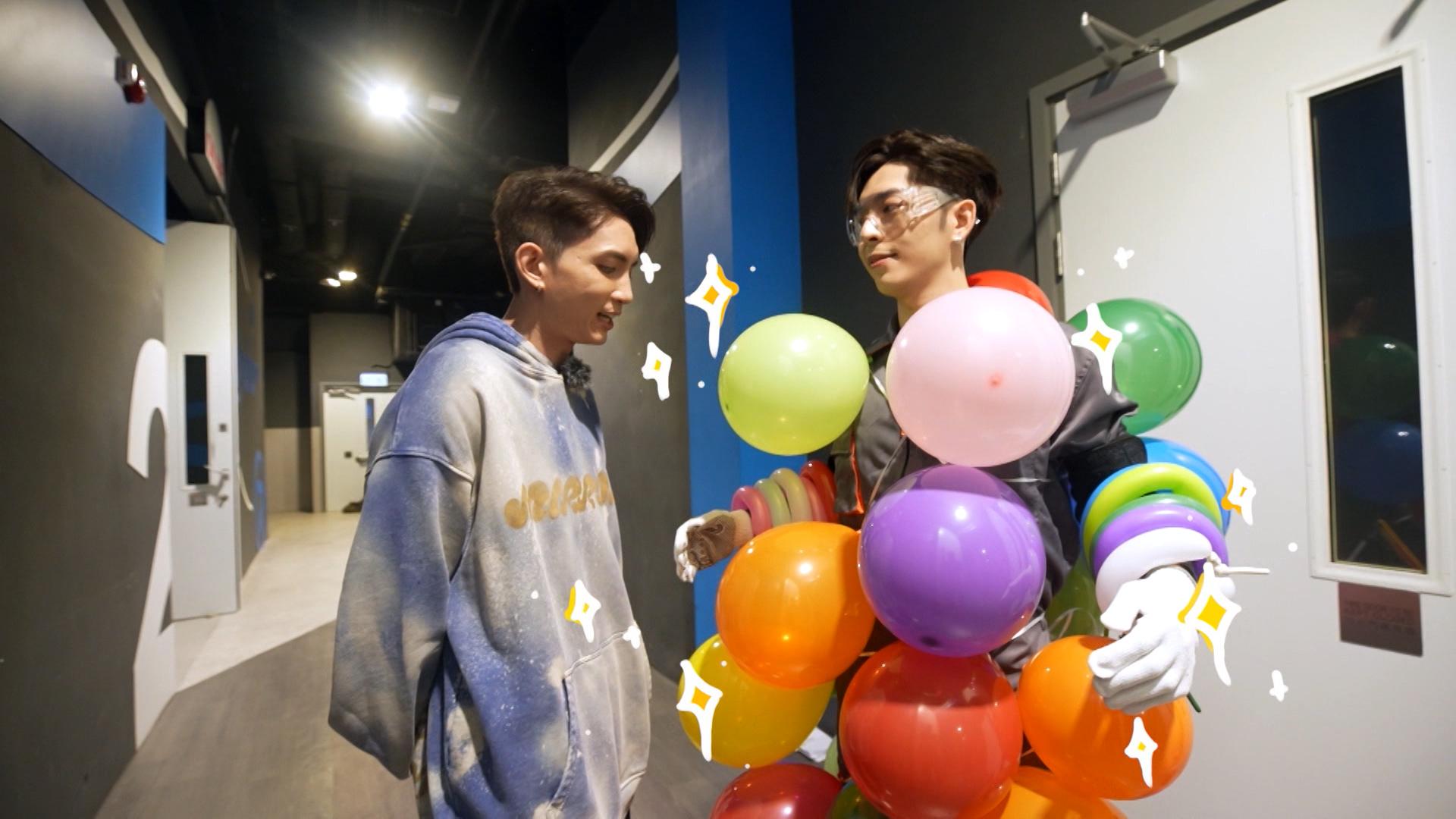 Edan身上綁著40多個氣球。