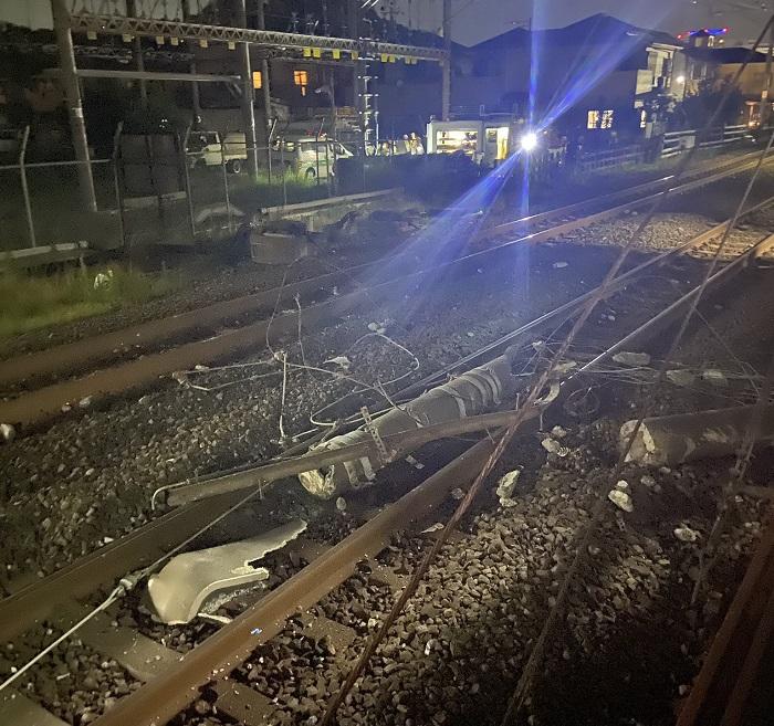 列車撞上的電纜柱。(Twitter圖片)