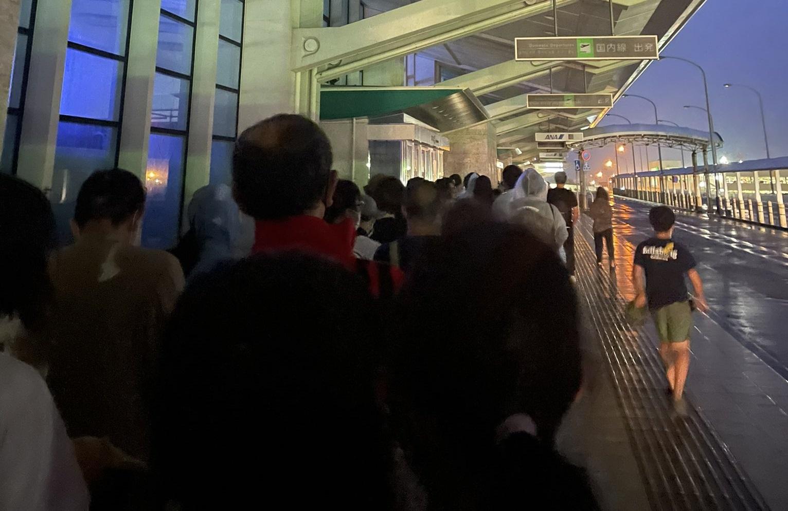 旅客清晨已在那霸機場外排隊。(Twitter圖片)