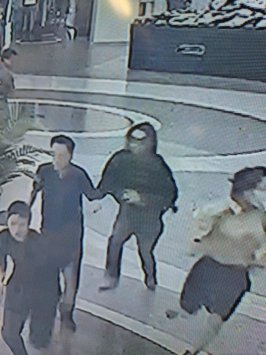 閉路電視拍到疑兇進行襲擊時,商場的人走避。(網上圖片)