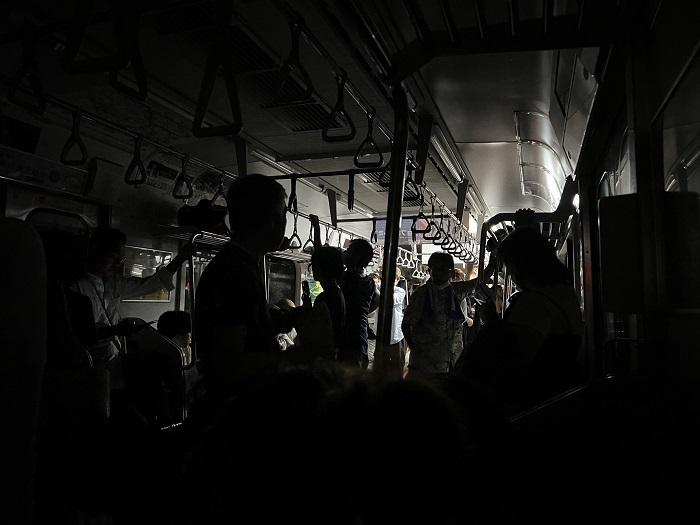 車廂在意外後停電,空調系統亦停止。(Twitter圖片)