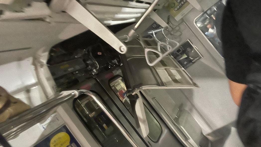 意外後車廂車頭位置被破壞。(Twitter圖片)