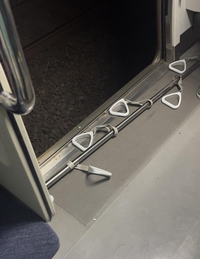 列車在意外後一條扶手掉落。(Twitter圖片)