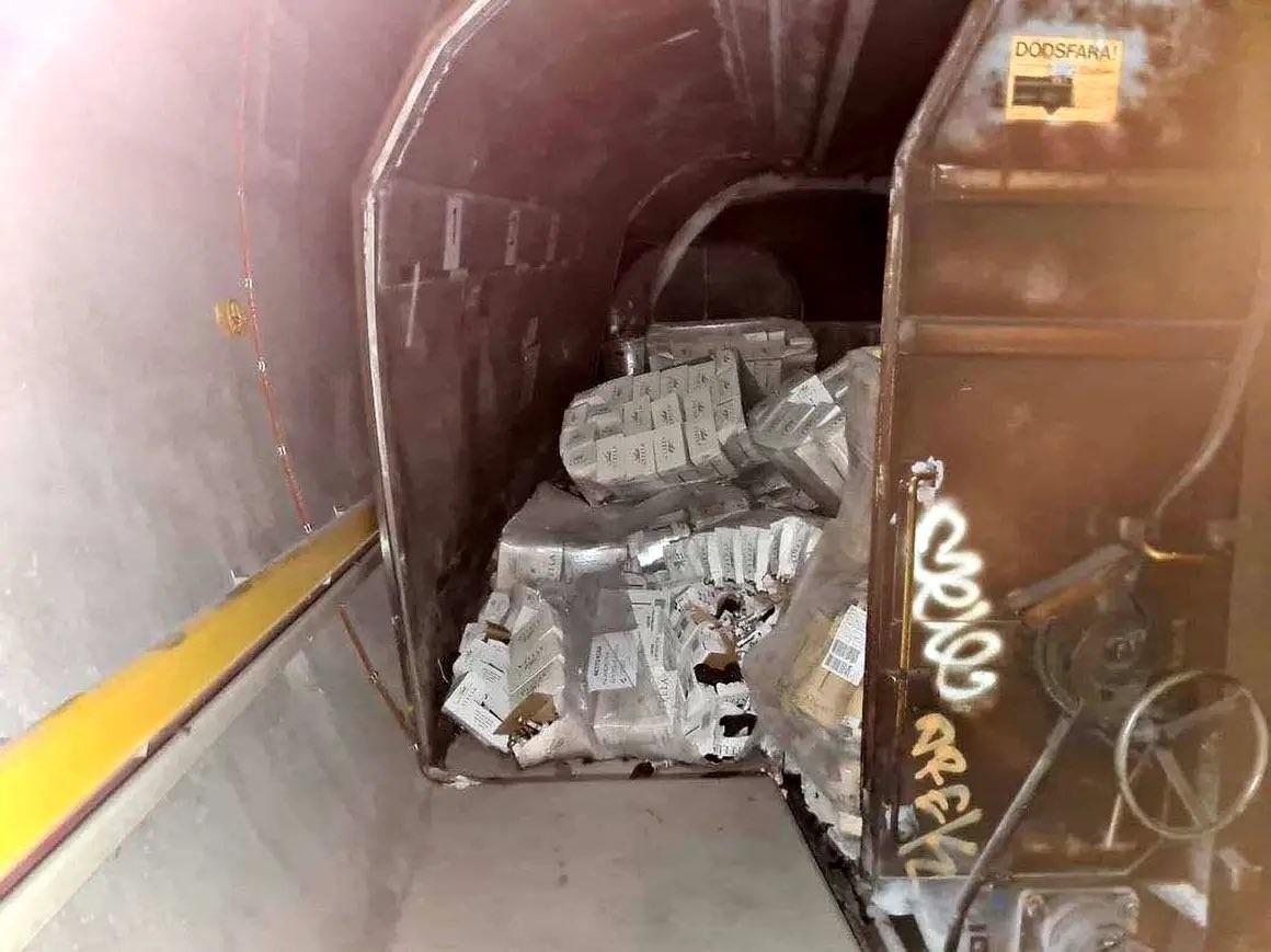 瑞士哥達基線隧道上周的貨運列車意外,至今未完成清理。(X圖片)