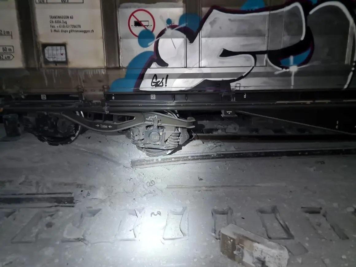 瑞士哥達基線隧道上周的貨運列車意外,至今未完成清理。(X圖片)