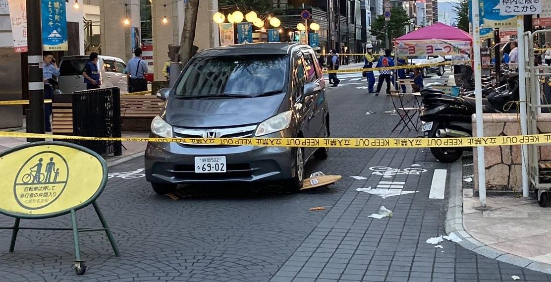 私家車在路口撞到一張檯後停下。(Twitter圖片)