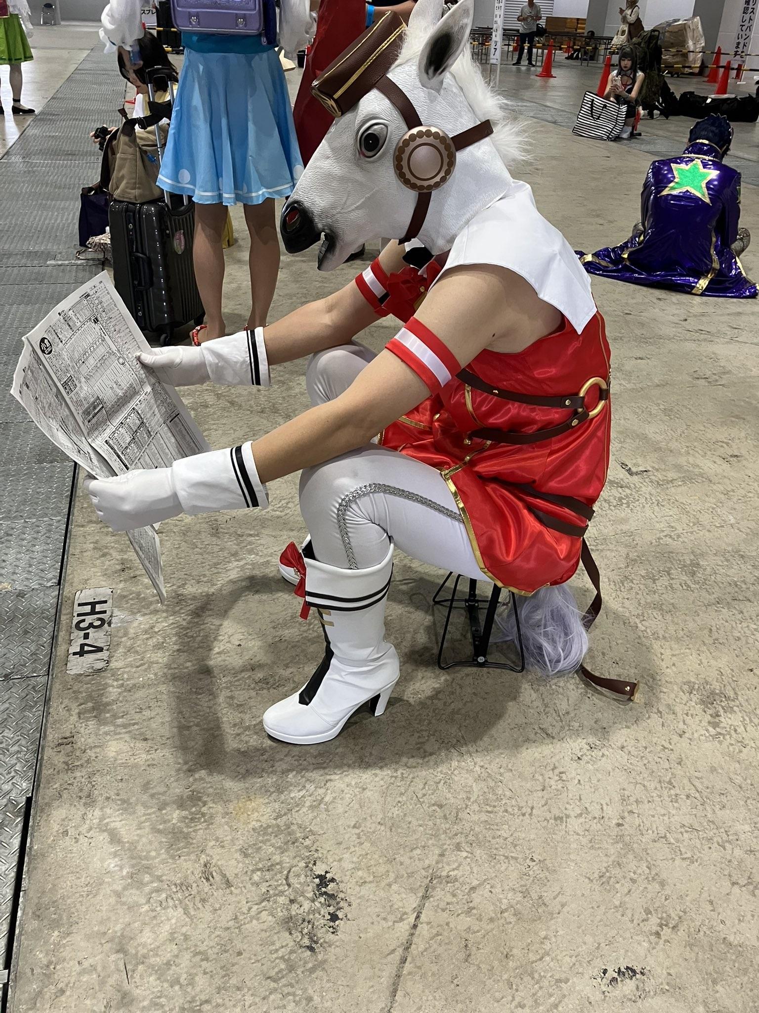 戴上馬頭的馬娘黃金船Cosplay。(Twitter圖片)