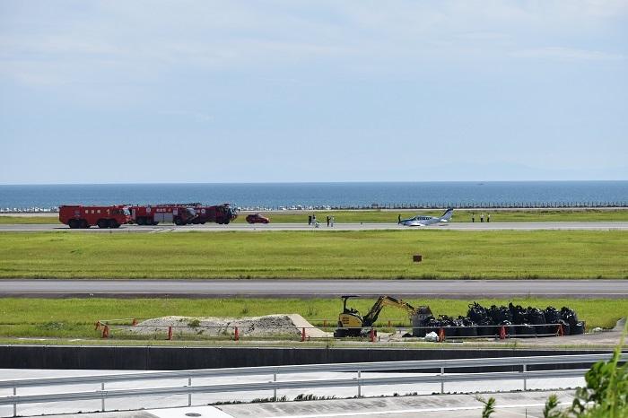 飛機緊急着陸時消防車在場戒備。(Twitter圖片)