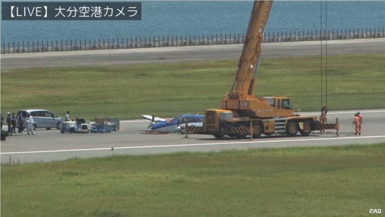 小型飛機從跑道上吊走。(網上圖片)