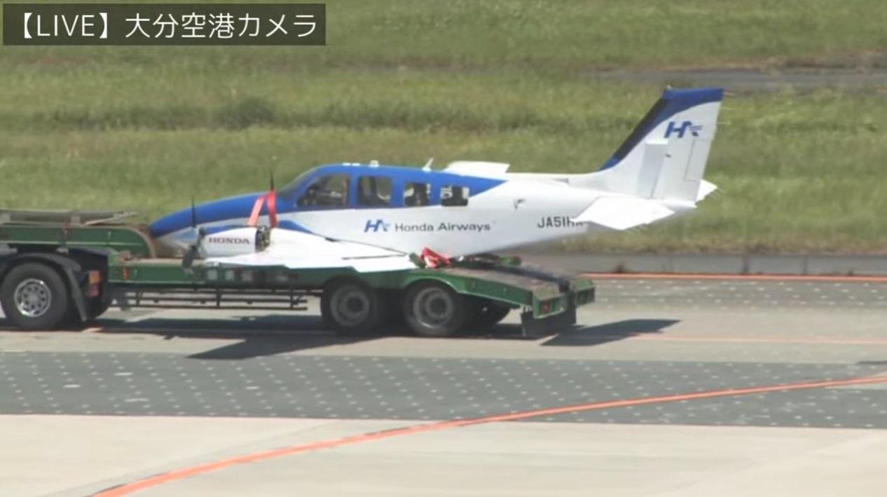 小型飛機被放在拖車拖走。(網上圖片)