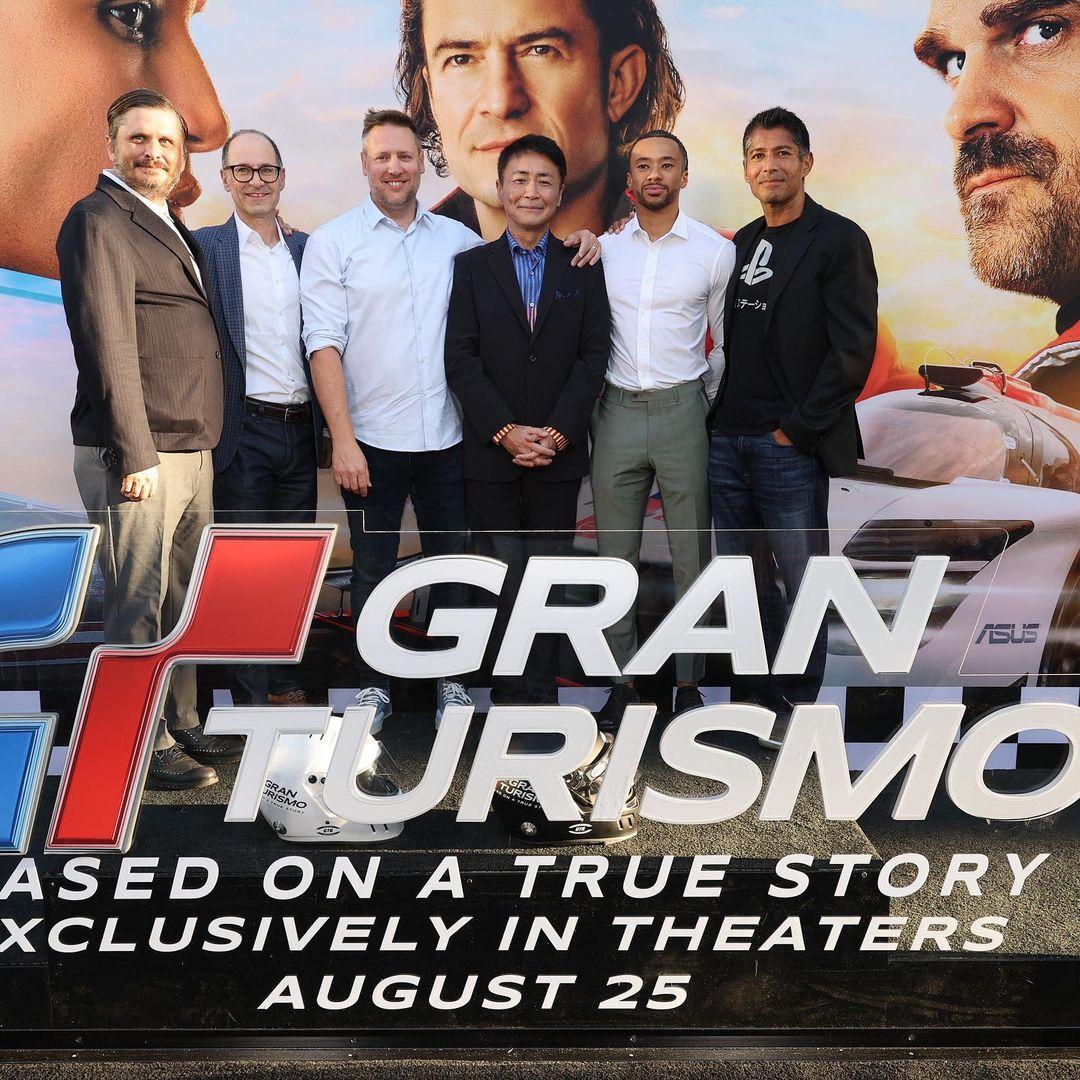 現實中的洋馬特伯跟賽車遊戲《跑車浪漫旅》開發者山內一典齊出席活動宣傳新片。