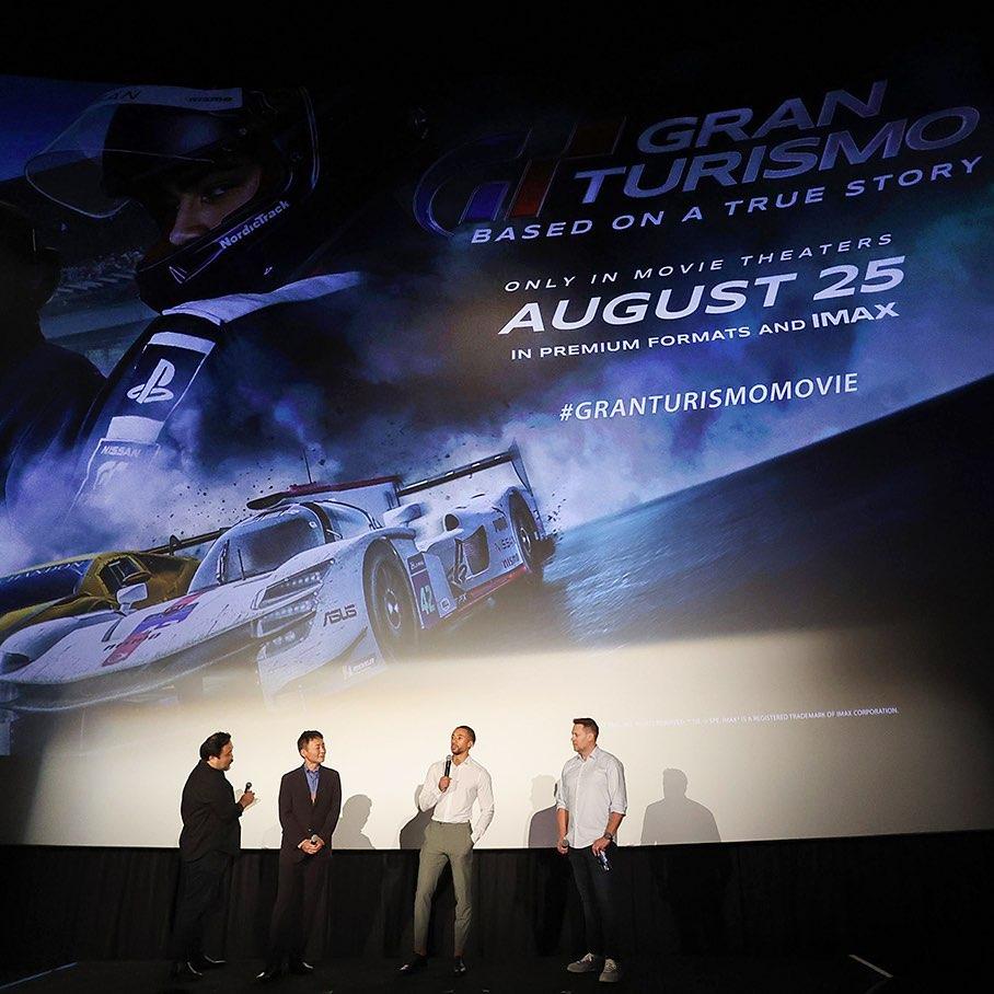 現實中的洋馬特伯跟賽車遊戲《跑車浪漫旅》開發者山內一典齊出席活動宣傳新片。