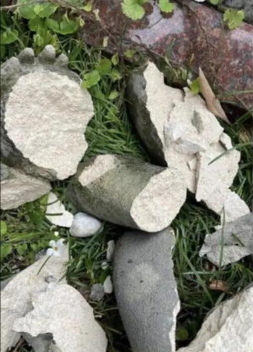 雕像跌爛後變成多塊碎片。(網上圖片)