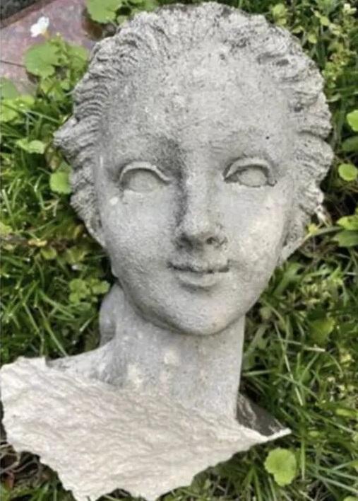 雕像頭部比較完好。(網上圖片)