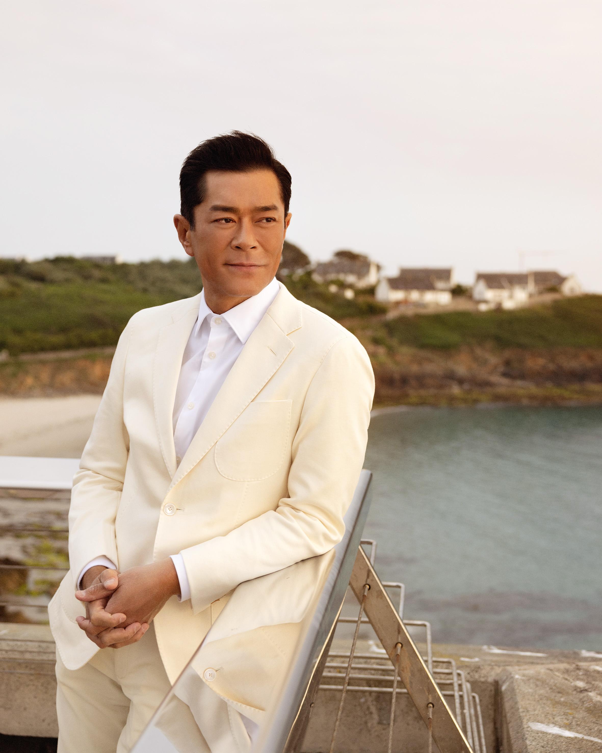 古天樂置身景色優美的法國烏埃尚島參與品牌活動。