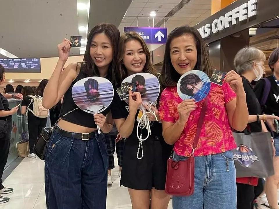 姜濤演唱會|馬海倫是圈內出名的富婆,當晚孭住Hermès手袋與李芷晴到場。