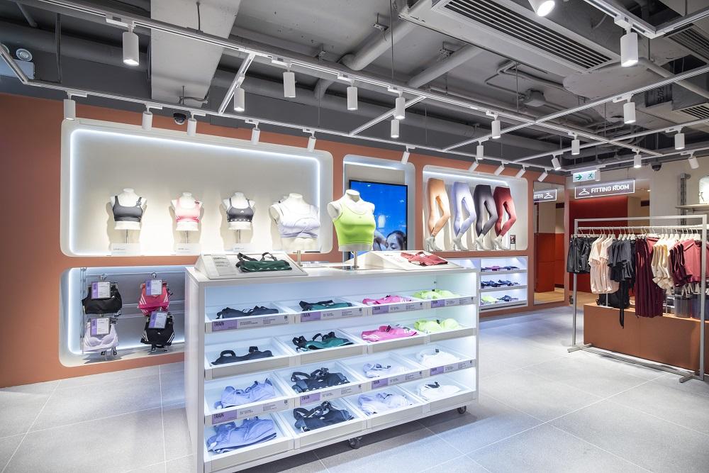 adidas旗艦店重新開幕│以家居柔和色調為主