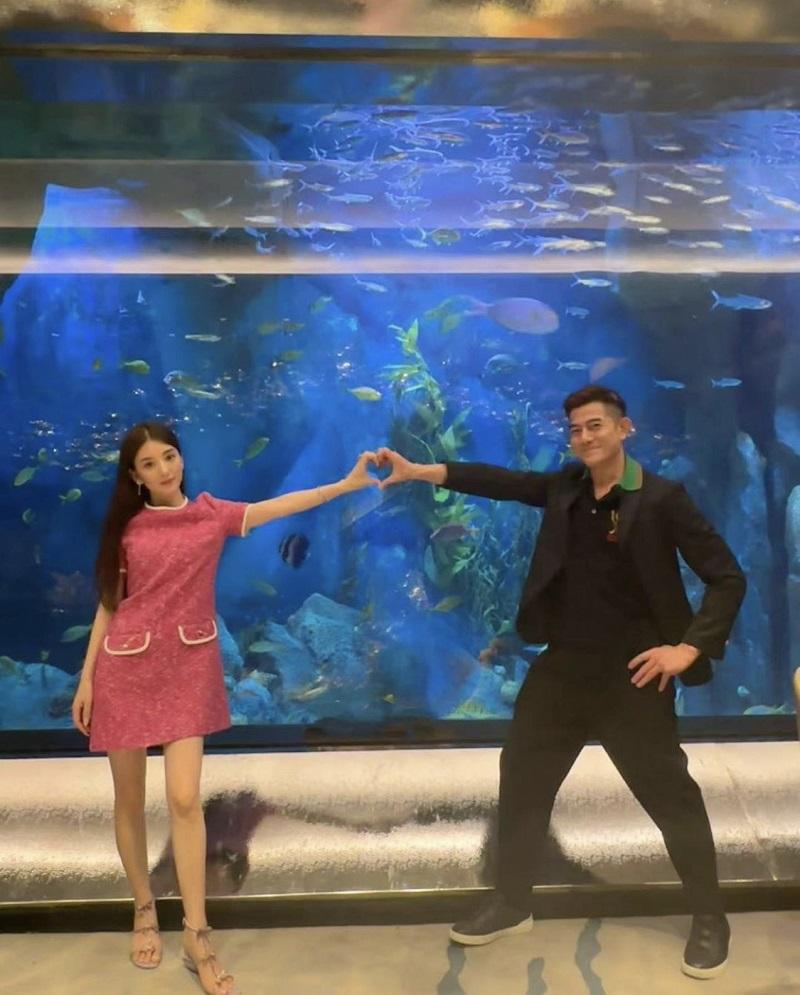 城城與方媛身處海底擺心心手勢好甜蜜。