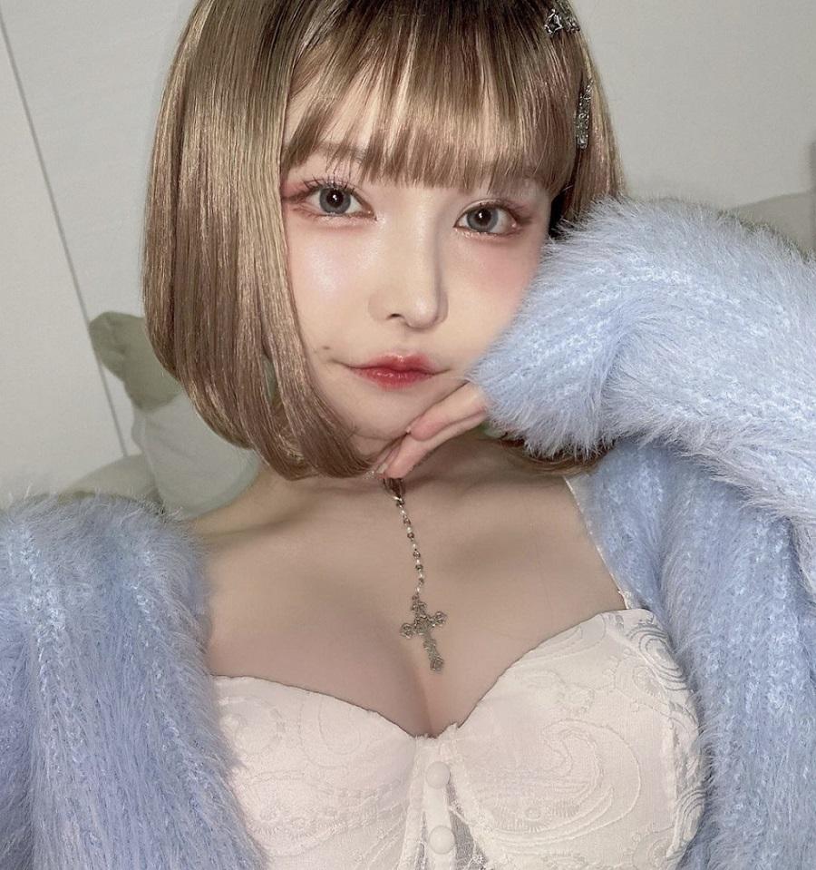 五彩的IG有25萬追隨人數,AV女優三上悠亞也是其一。