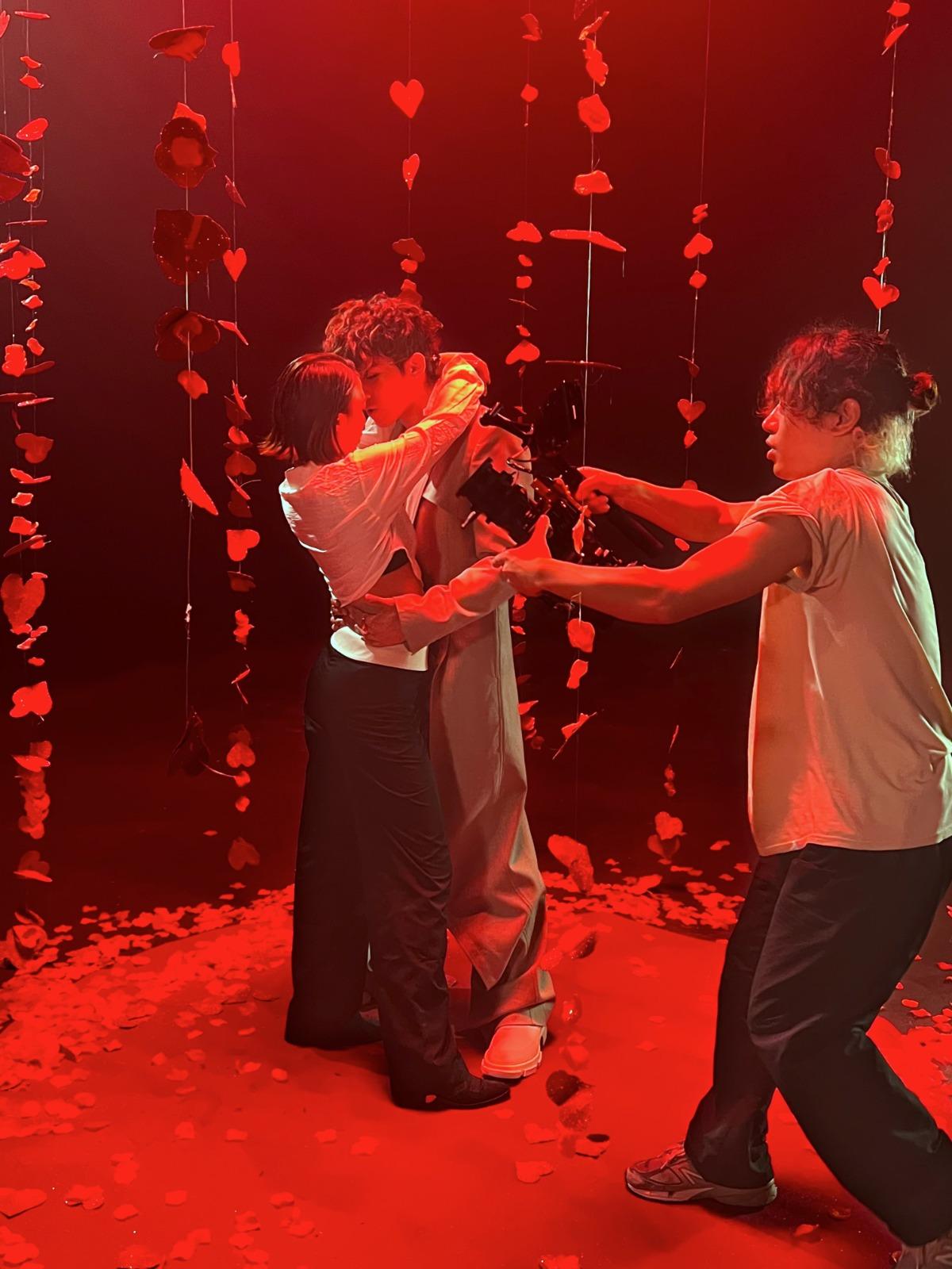 ANSONBEAN多次在轉身動作時,將吊飾扯斷,來來回回NG了多次。